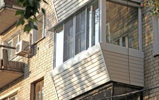 Оздоблення балконів сайдингом: поради та інструкція