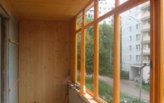 Як засклити балкон дерев’яними рамами