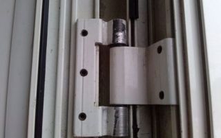 Не закриваються пластикові двері на балкон: як відрегулювати